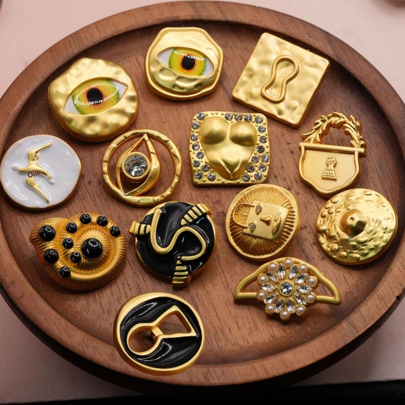 Vintage Metal Button Artistic  - Vintage Collectible Buttons 评论和价格