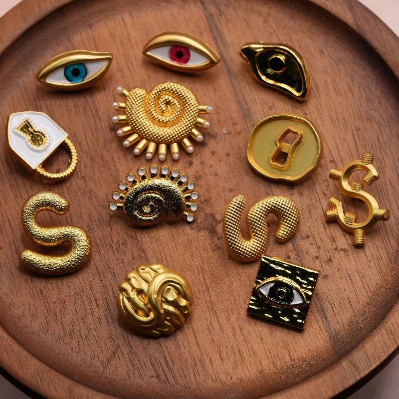 Vintage Metal Button Artistic  - Vintage Collectible Buttons 评论和价格