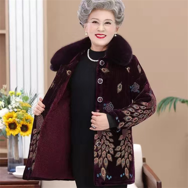 Vintage Printing Women's Cloth - Vintage Collectible Buttons 评论和价格